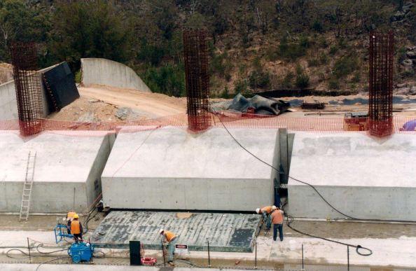 Τα fusegates από σκυρόδεμα αν και δεν έχουν ιδιαίτερα αυστηρές κατασκευαστικές απαιτήσεις, δεν είναι διαδεδομένα. Η συντριπτική πλειονότητα των εγκατεστημένων fusegates ανά τον κόσμο είναι από χάλυβα.
