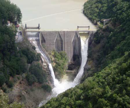 I. Συνήθεις φορτίσεις: ίδιον βάρος, ΑΣΛ ανάντη, στάθμη φυγής κατάντη, φορτία φερτών, άνωσης, παγετού. II. Φάση κατασκευής έργου: Ίδιον βάρος, με και χωρίς σεισμική καταπόνηση. III.