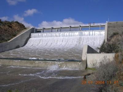 Τα ανατρεπόμενα θυροφράγματα τοποθετούνται στον υπερχειλιστή ενός φράγματος με δύο βασικούς στόχους.