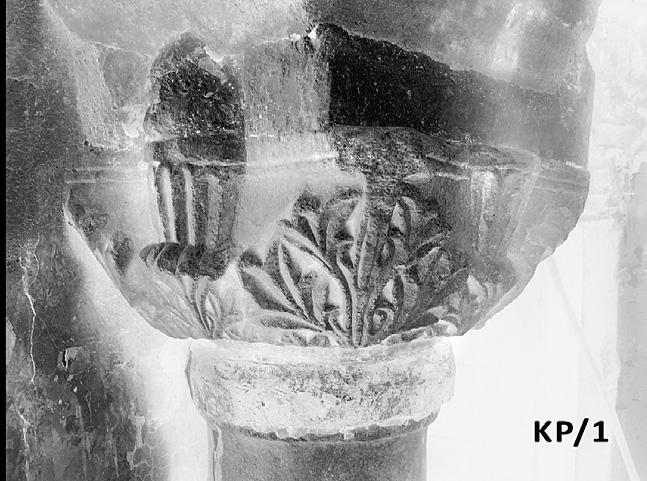 ΚΩΝΣΤΑΝΤΙΝΟΣ Θ. ΡΑΠΤΗΣ - ΣΤΥΛΙΑΝΗ Δ. ΒΑΣΙΛΕΙΑΔΟΥ Εικ. 8. Θεσσαλονίκη, Χαμζά Μπέη τζαμί. Κορινθιακό κιονόκρανο, τύπου «γυμνού πυρήνα» (ΚΡ/15) και βυζαντινή παραλλαγή κορινθιακού κιονοκράνου (ΚΡ/1).