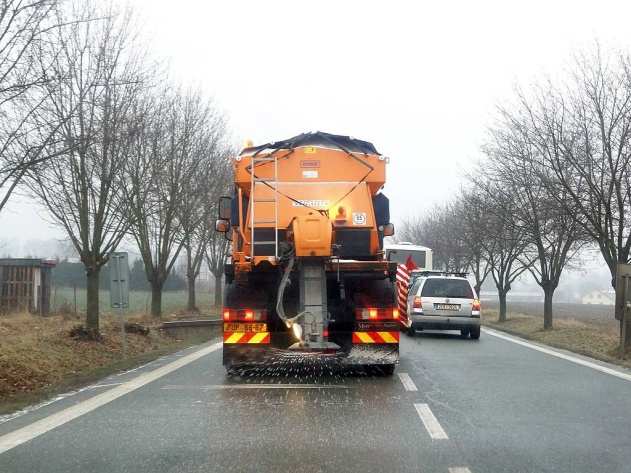 VŠ UČEBNICA POKUSY PRE UČITEĽA FYZIKY KALORIMETRIA 1 3.16 NOČNÉ MRZNUTIE TEPLOTA TUHNUTIE RÔZNYCH LÁTOK CIEĽ Pozorovanie Porovnať tuhnutie čistej a slanej vody.