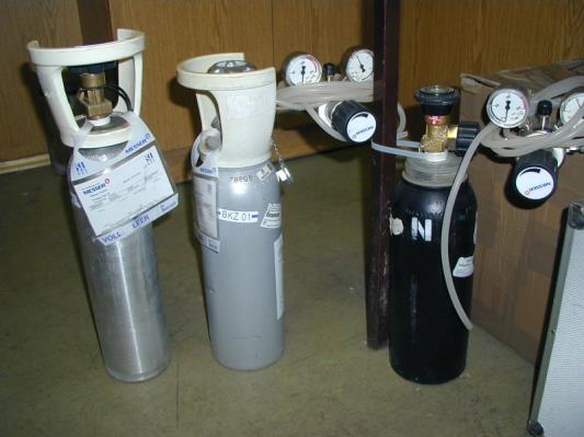 kalibracijska plina N 2 za določanje ničle in npr. NO v N 2 s koncentracijo 600 ppm. Včasih uporabljamo tudi kalibracijo z mešanico plinov v N 2, npr. CO, CO 2 in NO v N 2 v eni jeklenki (npr.