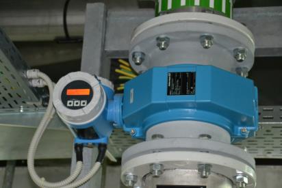 Slika. Notranjost čistilne naprave, pogled skozi odprtino nad pralnikom in pod elektrostatičnim filtrom. Levo: uteži, ki napenjajo negativne elektrone, to je pletenice.
