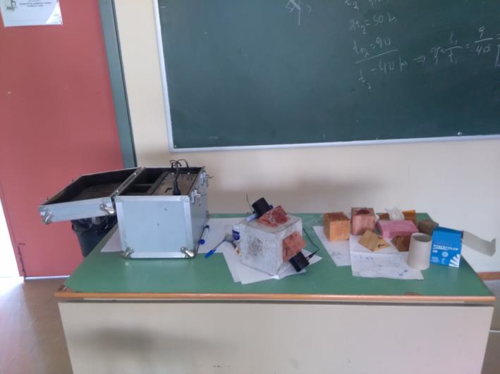8.1.1 Πειραματικός υπολογισμός της ταχύτητας ήχου σε διαγώνια κατεύθυνση της τοιχοποιίας: 1) Αρχικά υπολογίζουμε την ταχύτητα από τον πομπό στο δέκτη μέσα στα δύο υλικά δηλαδή στο ξύλο και στο