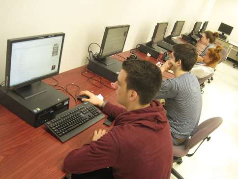 Το ελληνικό σχολικό «εργαστήριο» (1/2) Πηγή: "Work in the computer lab" by MCPearson - Own work. Licensed under CC BY-SA 3.