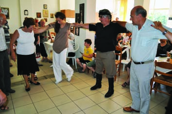 Επίσκεψη στο ΚΑΠΗ Κατσαμπά συνοδεία κρητικών χορών, παραδοσιακών τραγουδιών και ντόπιων εκλεκτών προϊόντων Ο Δρ Ιωάννης Κομνηνός προσκεκλημένος από την Ιατρική Σχολή Κρήτης, Τομέα Κοινωνικής Ιατρικής