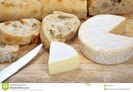 ΤΥΡΙ Θρεπτική αξία Το τυρί είναι πολύ ωφέλιµο για τον ανθρώπινο οργανισµό, καθώς στα συστατικά του συµπεριλαµβάνονται οι βιταµίνες, το ασβέστιο, το λίπος, η λακτόζη, η καζεΐνη, υδατάνθρακες, σάκχαρα