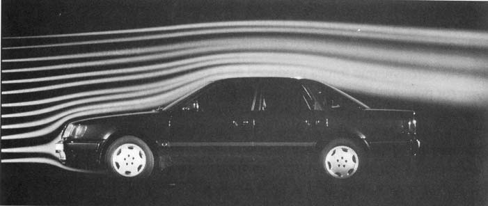 3.3 REZISTENŢA AERULUI 3.3.1 Elemente de mecanică a curgerii aerului în jurul autovehiculului Curgerea aerului peste caroseria autovehiculului este guvernată de relaţia dintre viteză şi presiune