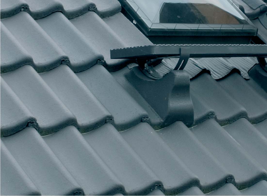 FERESTRELE DE ACCES PE ACOPERIŞ ŞI LUMINATOARELE Ferestrele termoizolante de acces pe acoperiş şi luminatoarele destinate încăperilor nelocuite facilitează accesul în scopul