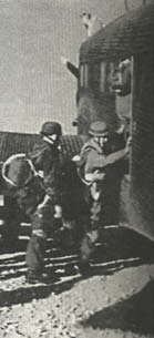 Οι αλεξιπτωτιστές του Ι/2 τάγματος επιβιβάζονται σε Γιούνκερ-52 σε αεροδρόμιο των Αθηνών το πρωί της 12 ης Νοεμβρίου 1943. Από το βιβλίο «Αιγαίο 1943».