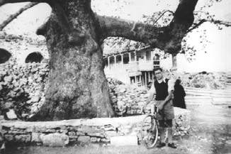 ΔΙΟΤΙΜΑ. ΤΕΥΧΟΣ 3, ΕΑΡΙΝΗ ΙΣΗΜΕΡΙΑ 2006. Εἰ κ. 2. Ὁ Πέ τρος Π.Α. τό 1937 (22 ἐ τῶ ν) μέ τήν «κού ρ σα» του στήν Ἅ για Λαύ ρα, μπροστά στόν ἱστορικό πλάτανο. ν α ύ αρχ ος» κ α ί «π λ ο ί αρχ ος».