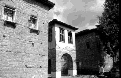 ASPEKTE TË TRASHËGIMISË NDËRTIMORE TË VENDEVE FQINJE në disa krahina, si në Myzeqe, ishte i njohur sistemi i çifligut me bujq çifçij.