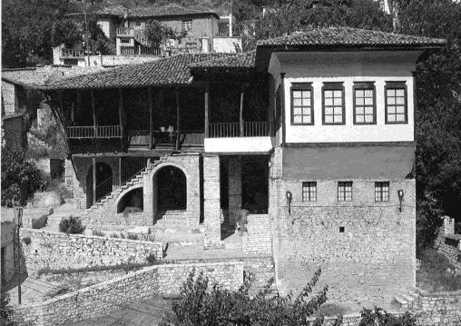 PIRRO THOMO Fig. 10: BANESË ME ME KULLË Fig. 11: BANESA TIRANASE Fig. 12: BANESA ME HAJAT Fig. 13: BANESA ME ÇARDAK 2.