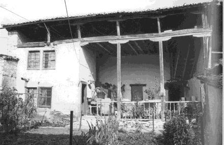 PIRRO THOMO të elementeve arkitektonike e dekorative të brendshme e të jashtme, si dhe në ndryshimin tërësor apo pjesor të disa njësive kompozicionale, si p.sh. të çardakut.
