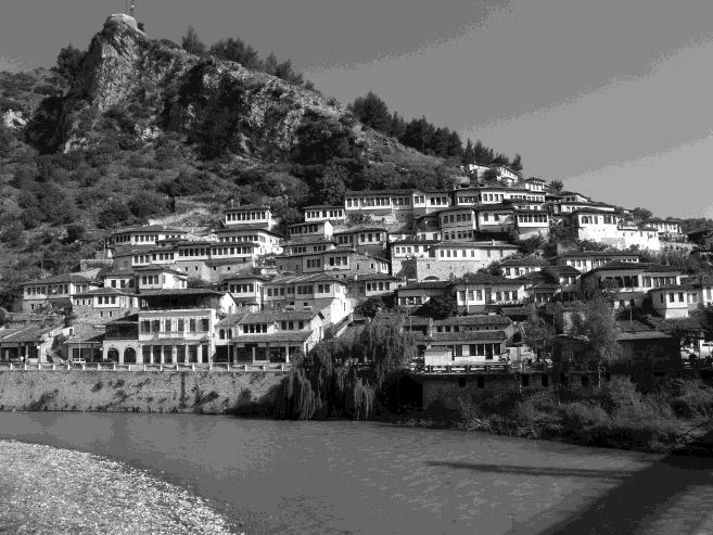 ASPEKTE TË TRASHËGIMISË NDËRTIMORE TË VENDEVE FQINJE Karakterin fortifikues të vendbanimeve qytetare e gjejmë jo vetëm në Gjirokastër, por, siç dëshmohet nga një gravurë e shek.