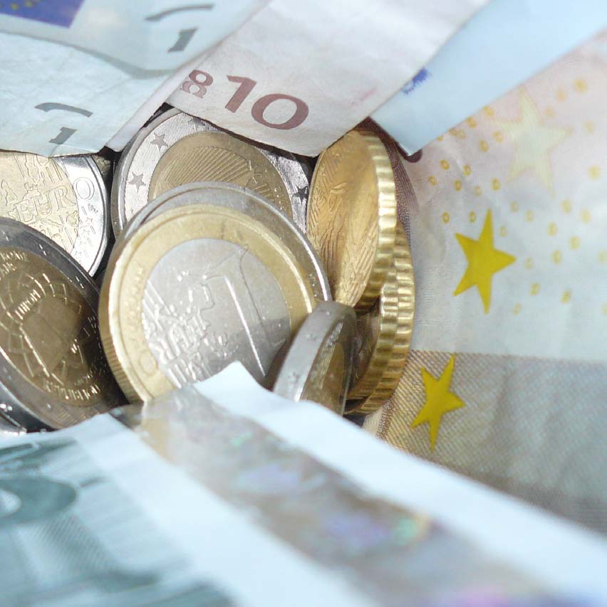 να μειώσυμε τι δαάνε. Αν και αυτό θα σημαίνει να μειώσυμε τυ μισθ, κάτι υ θα δηγήσει σε μείωση τη κατανάλωση, γιατί μισθωτό είναι αυτό υ καταναλώνει. Βισκόμαστε σε αδιέξδ.