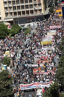 Να µιλάµε σήµερα για «αντιιµπεριαλιστικό α- ντιµονοπωλιακό δηµοκρατικό µέτωπο» (ΑΑ Μ) σηµαίνει να έχουµε µια λανθασµένη ταχτική : εν υπάρχουν δηµοκρατικές δυνάµεις έξω από την εργατική τάξη και τα