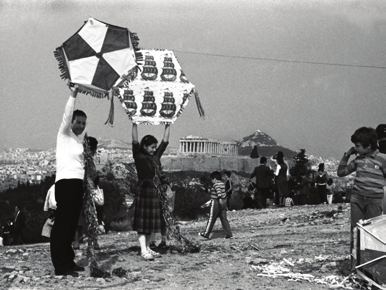 ΒΙΒΛΙΟ ΜΑΘΗΤΗ και το ΣΥΝΟΔΕΥΤΙΚΟ ΒΙΒΛΙΟ περιλαμβάνουν: Πέντε διδακτικές ενότητες με ασκήσεις αφόρμησης, κείμενα και ασκήσεις λειτουργικής κατανόησής τους Δύο CDs με τα κείμενα των ενοτήτων του