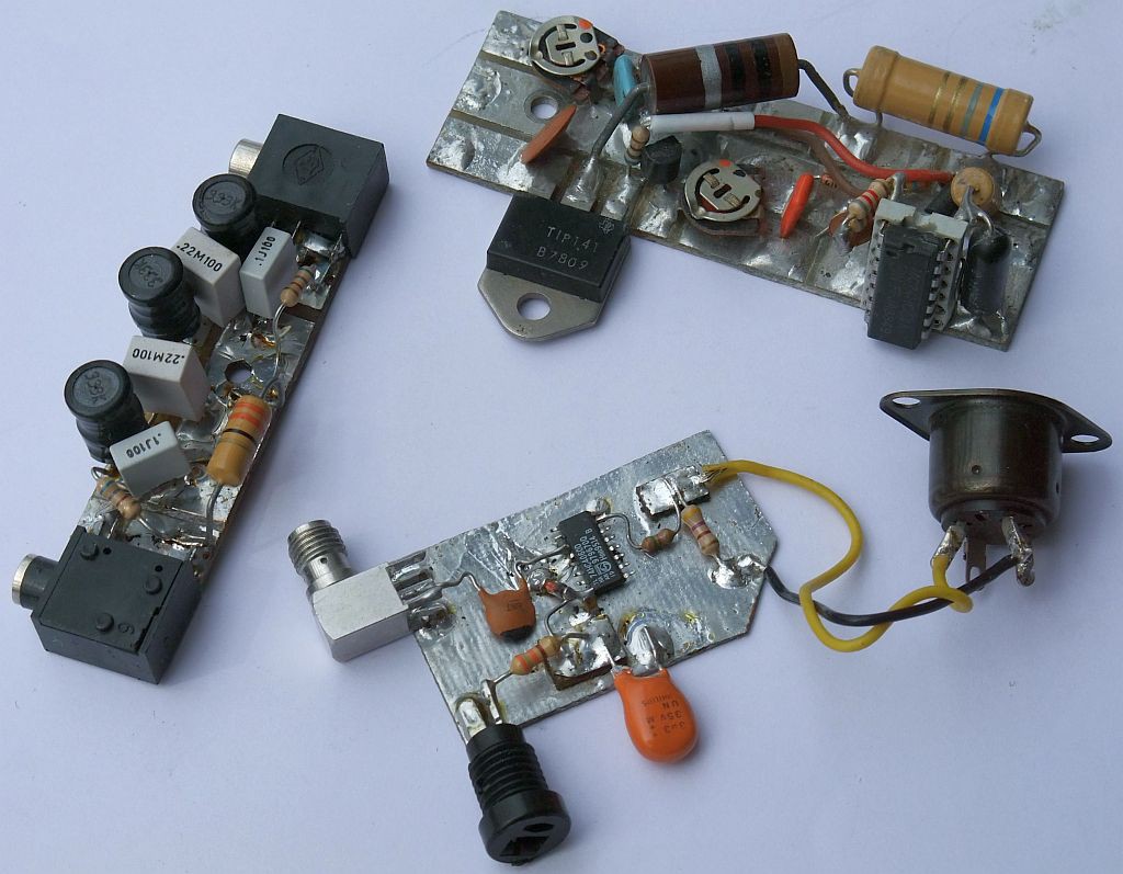 Inženirji so včasih uporabljali male rezkalne stroje za izdelavo prototipnih tiskanin.