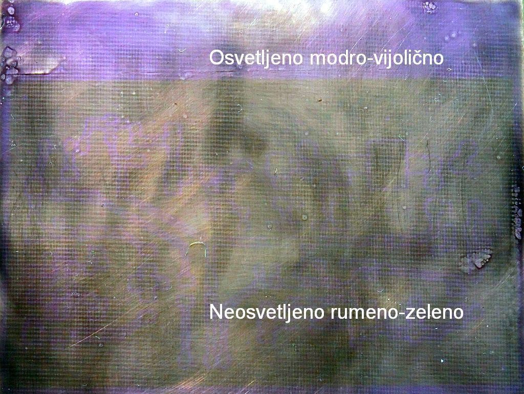 Za razvijanje pozitivnega fotosloja potrebujemo raztopino močnega luga v vodi in še eno plastično kad za razvijanje.