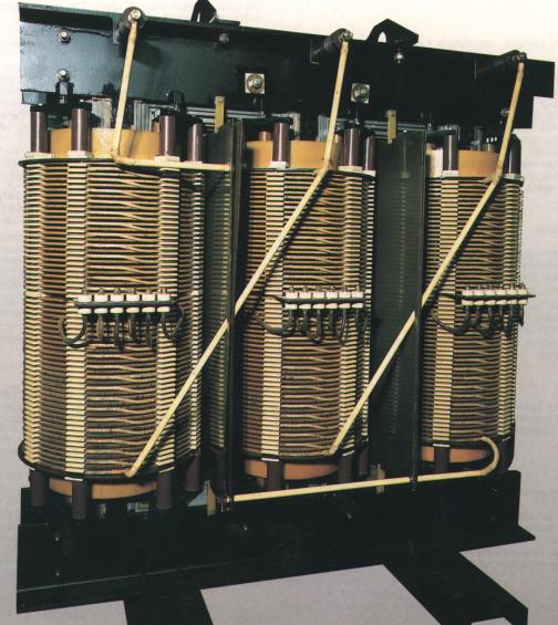 Dijelovi transformatora Transformator se sastoji od: magnetske jezgre, niženaponskog i višenaponskog namota kod dvonamotnog i tercijarnog namota kod tronamotnog transformatora, konstrukcijskih