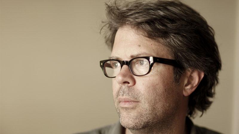 Jonathan Franzen: «Πιστεύω ότι ο βασικός λόγος που υπάρχει το διαδίκτυο είναι για να πουλήσεις τον εαυτό σου σύμφωνα με τα πρότυπα της ελεύθερης αγοράς» 07/05/2015 Συναντήσαμε τον βραβευμένο