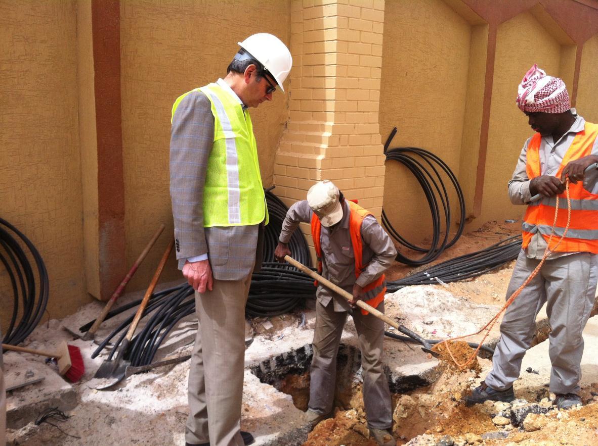 «Εργονομικό φτυάρισμα» στο Ριάντ Σαουδικής Αραβίας 2 ος εργαζόμενος βοηθά τον