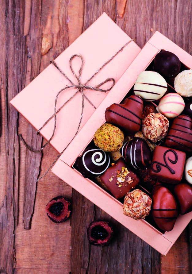 Σοκολατάκι Απόλαυση σε Μικρές Δόσεις 60 Απλές και σύνθετες συνταγές για λαχταριστά σοκολατάκια που θα ενθουσιάσουν τους καλεσμένους μας με την κομψή γεύση και τη φινετσάτη παρουσίασή τους.
