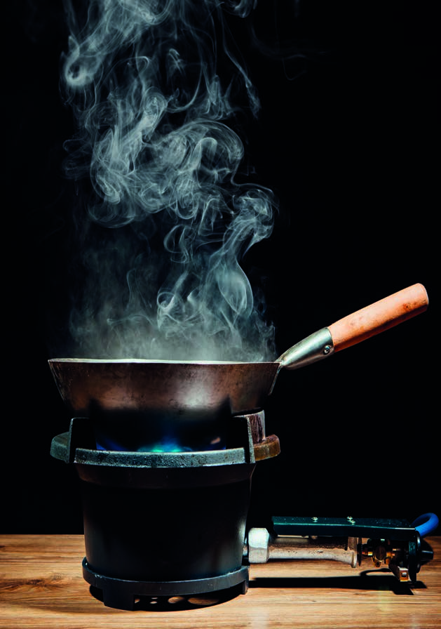 Συνταγές «για μάγειρες» 50 Με αφορμή την κυκλοφορία του νέου βιβλίου μαγειρικής «για μάγειρες», από τις εκδόσεις Les Livres du Tourisme, δύο από τους συγγραφείς του, αναλαμβάνουν