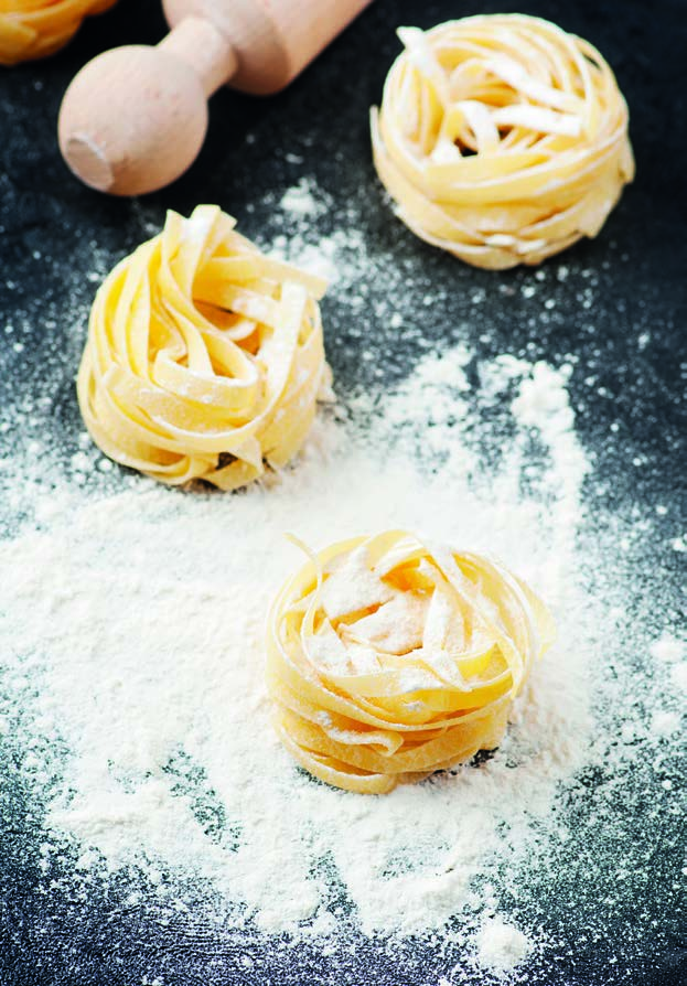 Φρέσκια Pasta 50 Αυθεντική ιταλική ζύμη για φρέσκα χειροποίητα ζυμαρικά και πρωτότυπες σάλτσες, παρουσιάζονται στο παρόν