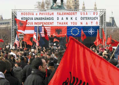 4σελ ΜΑΡΤΙΟΣ - ΑΠΡΙΛΙΟΣ 2010 Η ΑΝΕΞΑΡΤΗΣΙΑ ΤΟΥ ΚΟΣΟΒΟΥ ΚΑΙ Η ΒΟΡΕΙΟΣ ΗΠΕΙΡΟΣ Γράφει ὁ Γεώργιος Ζάβαλης Ἀλβανοὶ Κοσοβάροι πανηγυρίζουν τὴν Ἀνεξαρτησία τοῦ Κοσόβου Ἦταν βράδυ τῆς 24ης Μαρτίου 1999 ὅταν