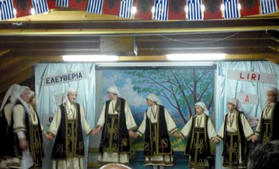 ΜΑΡΤΙΟΣ - ΑΠΡΙΛΙΟΣ 2010 9σελ Μαθητὲς τοῦ ἑλληνοαλβανικοῦ κολεγίου Κορυτσᾶς «ΟΜΗΡΟΣ», παρουσιάζουν τὴν ἐθνικὴ ἑορτή τῆς 25ης Μαρτίου Μπορεῖ να εἶναι κατἀλληλο γιὰ τούς Ἕλληνες τῆς Γερμανίας ἤ τῆς