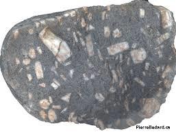 Το σανίδινο βρίσκεται σε ηφαιστειακά πετρώματα ενώ ο μικροκλινής σε πλουτώνια και μεταμορφωμένα.
