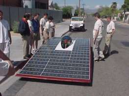 - Σε ποια περίπτωση θα χρησιμοποιούσατε εσείς ένα ηλιακό αυτοκίνητο; Αυτοκίνητα και ηλιακή ενέργεια Τα Ηλιακά Αυτοκίνητα είναι αυτοκίνητα που κινούνται χρησιμοποιώντας την ηλιακή ενέργεια, καθώς