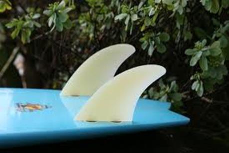 αναβάτης να αλλάζει τη ρύθμιση, από twin fin σε thruster ή ακόμα και σε quad ανάλογα τις κυματικές συνθήκες. Εικόνα 7: single fin (Πηγή: http://www.surfscience.