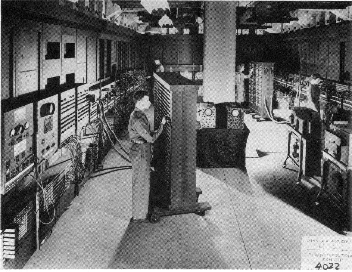 ENIAC - Ο πρώτος Η/Υ (1946) 18000 λυχνίες 1500 διακόπτες 200 KW 160 m2 Υπολογισμός τροχιάς