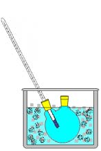 Γέμισε τον υάλινο σωλήνα με αποσταγμένο νερό αναρροφώντας από τον υδροβολέα και αμέσως κλείσε με τον αντίχειρα την άνω πλευρά του σωλήνα, έτσι ώστε να μην χυθεί το νερό που περιέχεται σ αυτόν.