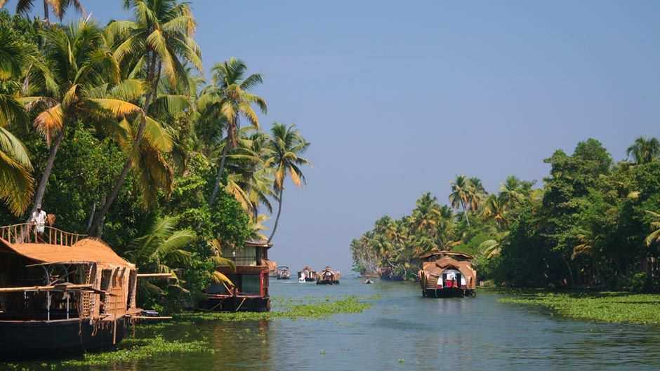 Ο Υδάτινος Λαβύρινθος της Κεράλας ιασχίστε το δαιδαλώδη λαβύρινθο από κανάλια, νησάκια και λιµνοθάλασσες στην Κεράλα, στη Νότια Ινδία, δίπλα σε ψαράδες και αλιείς µαργαριταριών Φιδογυριστά κανάλια