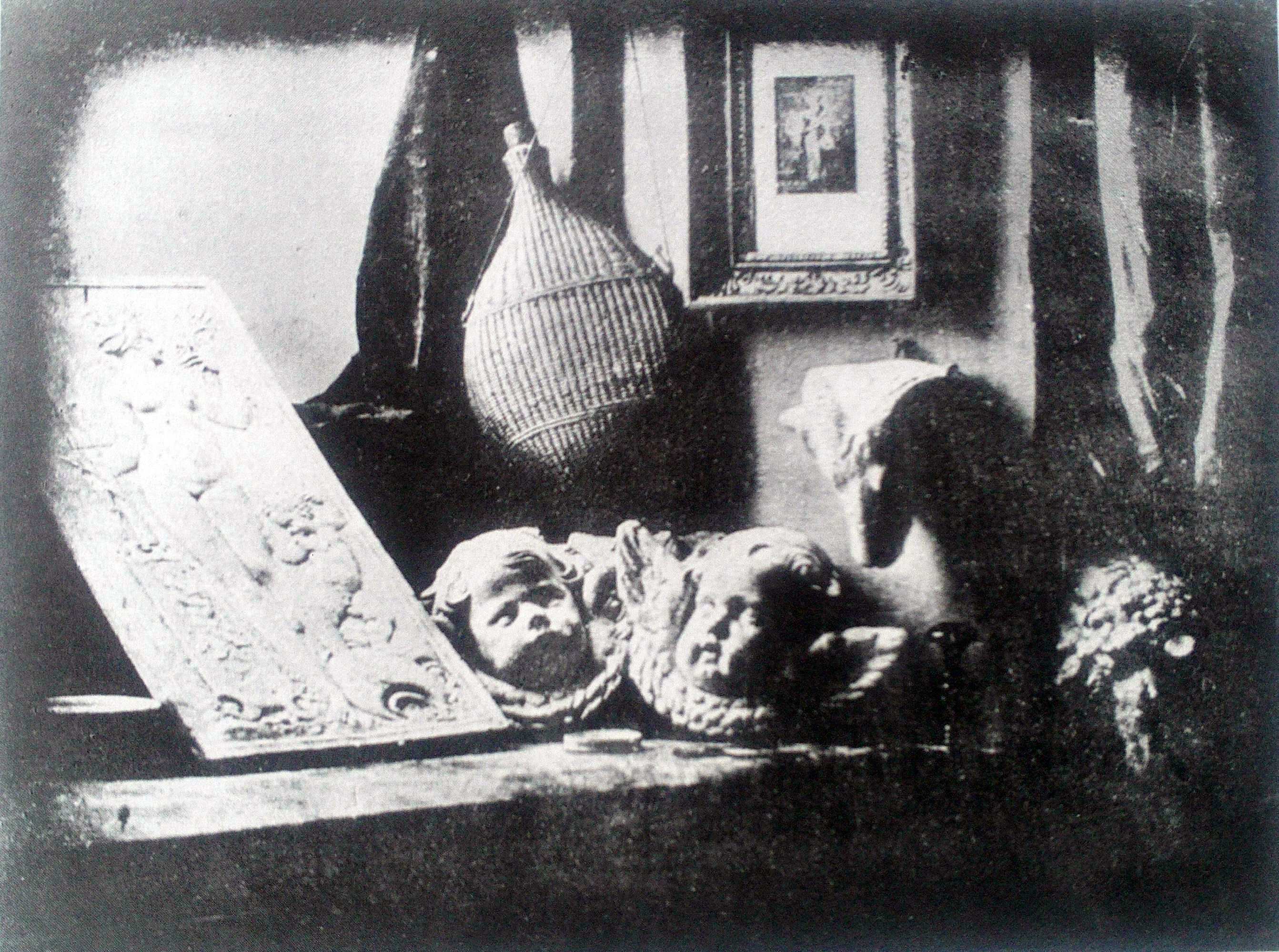 Τίτλος: Νεκρή φύση στο στούντιο Καλλιτέχνης: Νταγκέρ Χρονολογία: 1837 Υλικό: Φωτογραφική διαδικασία Περιγραφή: Αυτή είναι µία από τις πρώτες επιτυχηµένες πλάκες και αφού ο Νταγκέρ είχε τελειοποιήσει