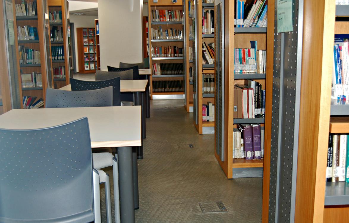 Το προσωπικό της Βιβλιοθήκης είναι υπεύθυνο για την εύρυθμη λειτουργία του, τη διατήρηση της ησυχίας, που ο ρόλος ενός τέτοιου χώρου απαιτεί, όσο βέβαια αυτό