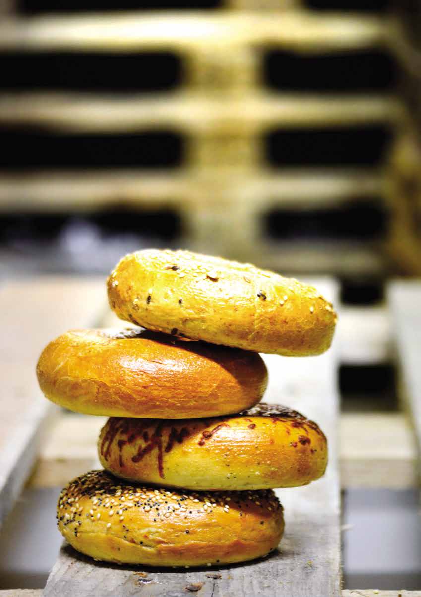 The real bagel Το μυστικό του bagel βρίσκεται στην ανάμειξη και τη μάλαξη των συστατικών της ζύμης.