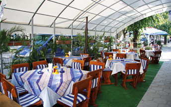 GOURMET май юни 2008 май юни 2008 GOURMET На пръв поглед изсипаните на тротоара ратанови мебели и изобилието от цветя напомнят повече за сладкарница.