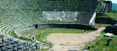 Εικ. 3 Κάτοψη του θεάτρου. Θέατρο Ρωμαϊκή κονίστρα Στάση 1η: Οι πάροδοι Στάδιο Για να βρεθείτε στην ορχήστρα, θα ακολουθήσετε μία από τις δύο εισόδους που βρίσκονται δεξιά και αριστερά της σκηνής.