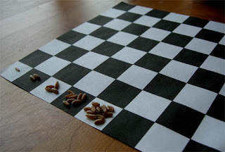 Σε μια σκακιέρα να του βάλουν 1 κόκκο σιτάρι στο 1ο τετράγωνο, 2 κόκκους στο 2ο τετράγωνο, 4 κόκκους στο 3ο τετράγωνο, 8 κόκκους στο 4ο τετράγωνο κ.ο.κ.ε., διπλασιαζομένων πάντοτε των κόκκων του σταριού στο επόμενο τετράγωνο και μέχρι το 64ο τετράγωνο.