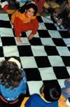 Ο γονιός ή ο εκπαιδευτής του σκακιού μπορεί να παίξει με τις δραστηριότητες που προτείνουμε, αλλά και να τις χρησιμοποιήσει ως ερέθισμα για να ανακαλύψει κι άλλες. Καλή διασκέδαση ΑΡΧΑΡΙΟΙ 1.