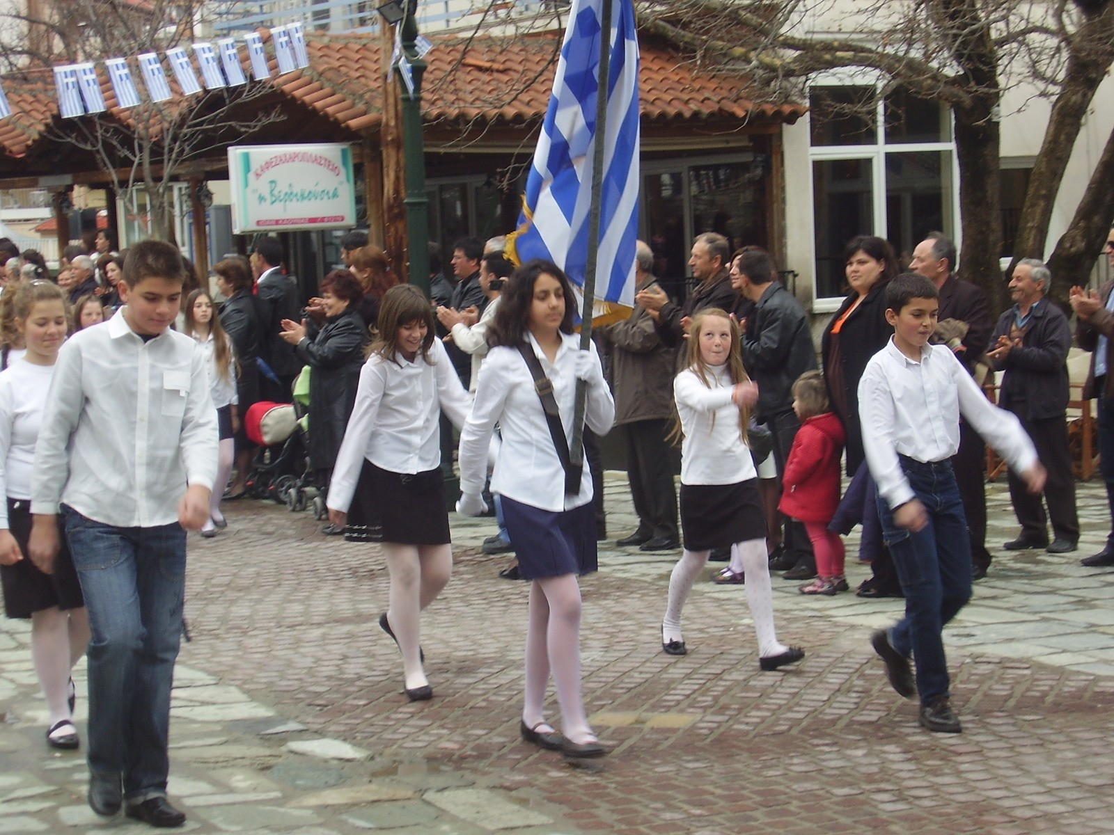 ΣΥΝΤΑΚΤΙΚΗ ΟΜΑΔΑ ΟΙ ΜΑΘΗΤΕΣ ΚΑΙ ΟΙ ΜΑΘΗΤΡΙΕΣ ΤΗΣ Ε ΤΑΞΗΣ ΤΟΥ ΔΗΜΟΤΙΚΟΥ ΣΧΟΛΕΙΟΥ ΒΕΡΔΙΚΟΥΣΑΣ Πληροφορίες Δημοτικό Σχολείο Βερδικούσας Διεύθυνση: Βερδικούσα Τ.Κ. 40005 Τηλ.