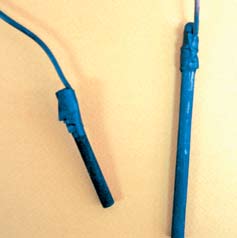 Elektrolit Ako neke tvari otapamo u vodi, one će se razložiti na pozitivne i negativne ione. Takvu otopinu nazivamo elektrolitom. Primjer elektrolita jest otopina bakrova sulfata u vodi.