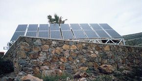 Φωτοβολταϊκά Συστήματα Τα φωτοβολταϊκά συστήματα (Φ/Β) μετατρέπουν την ηλιακή ενέργεια σε ηλεκτρική, λύνοντας έτσι το πρόβλημα της ηλεκτροδότησης περιοχών που είναι δύσκολο να πάρουν ρεύμα από το