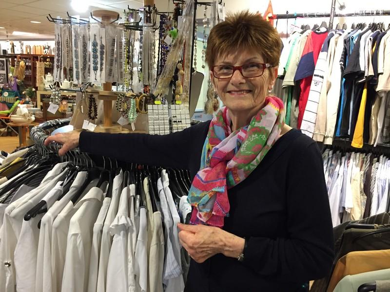 Όλοι σας αξίζετε έναν μεγάλο έπαινο. Κάνετε τη διαφορά! Liza Moonen 80 χρόνια. Η Λίζα απολαμβάνει ναεργάζεται ως εθελοντής στο κατάστημα Canilos Thrift Shop για χρόνια ήδη.