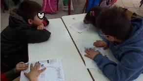 Μόλις ολοκλήρωσαν όλες οι ομάδες, ένα μέλος από κάθε ομάδα ανέλαβε να εξιστορήσει τη συνέχεια της ιστορίας στην ολομέλεια.